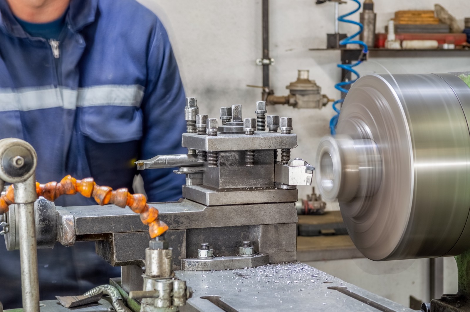 blue-collar-machine-operator-working-with-lathe-machine-in-a-factory_t20_LzQxaP.jpg blue-collar-machine-operator-working-with-lathe-machine-in-a-factory_t20_LzQxaP.jpg